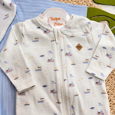 Kit 2 Macacões + Babador Bandana Navios e Canelado - Azul Claro e Off White